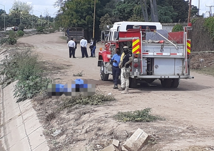 Hallan cadáver de conductor que cayó en auto a canal en Navolato