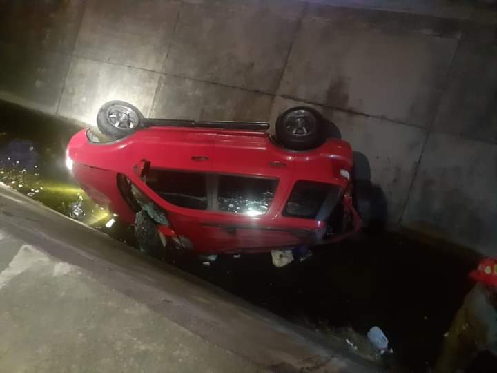 Cae automovilista a canal pluvial en la Francisco Villa