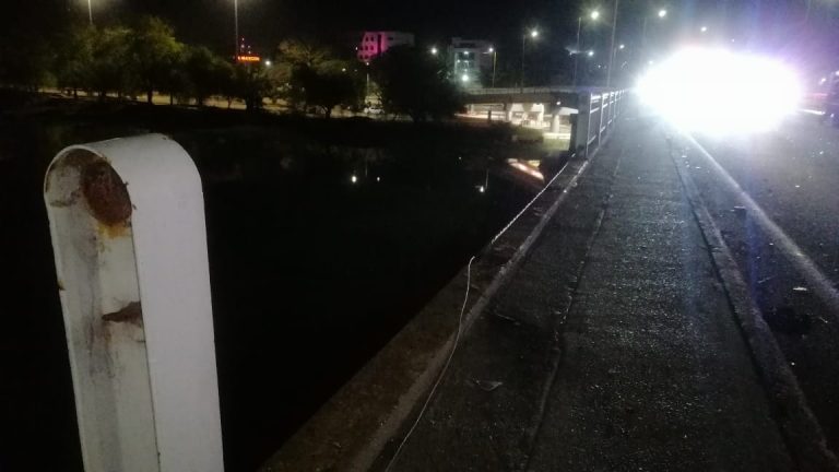 Caen mujer y niños en auto desde un puente en Culiacán