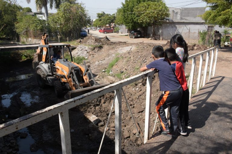 Limpian arroyo que en 2018 se llevó autos e inundó viviendas