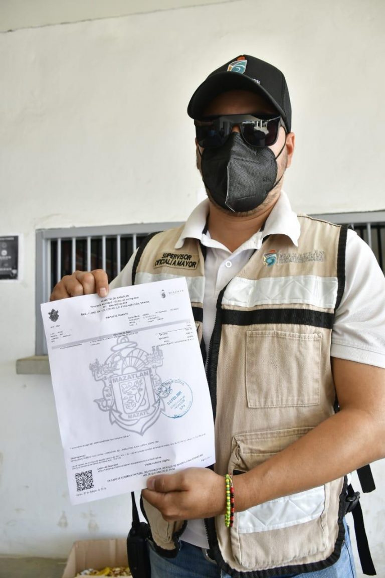 Exhibe ayuntamiento de Mazatlán a trabajador con multa