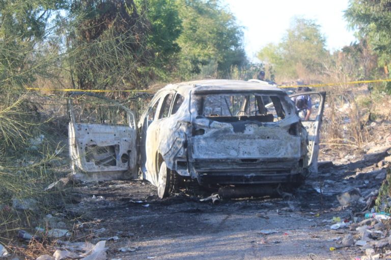 Carbonizan cadáver al interior de camioneta