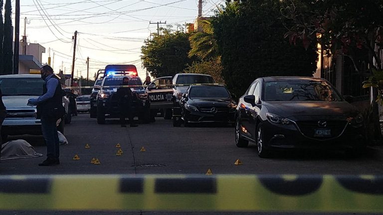 Lo ejecutan afuera de su casa; había 24 casquillos de arma