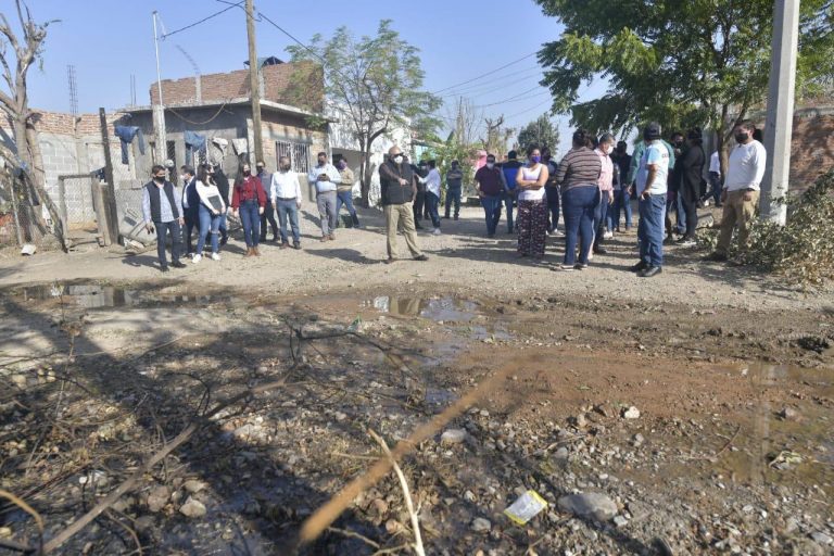 Va alcalde a La Ladrillera y halla fugas de agua y basura