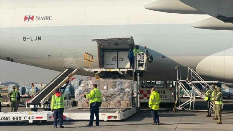 México recibe las primeras 200 mil dosis de vacunas chinas