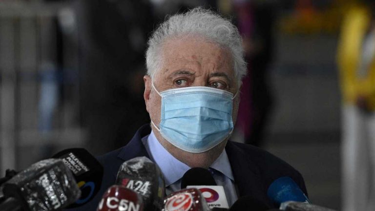 Dimite ministro argentino por vacunar a amigos