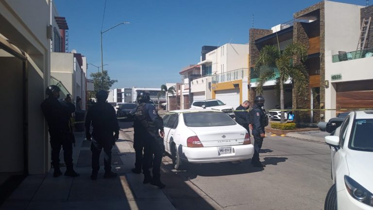 Lo ejecutan en la cochera de casa