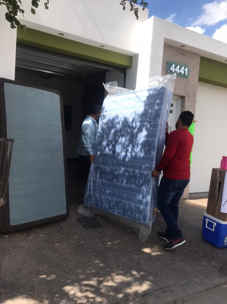 Les llevan enseres tras incendio en Loma Bonita