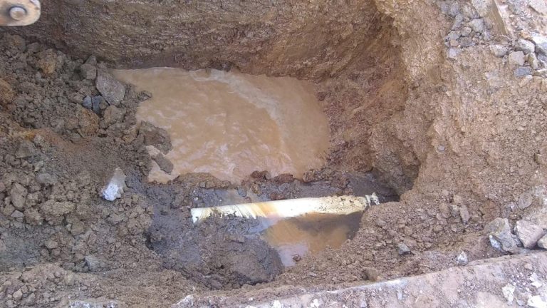 Aún sin agua 19 colonias de Mazatlán por rotura en red