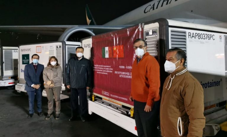 Llega a México nuevo lote de vacuna china contra COVID-19