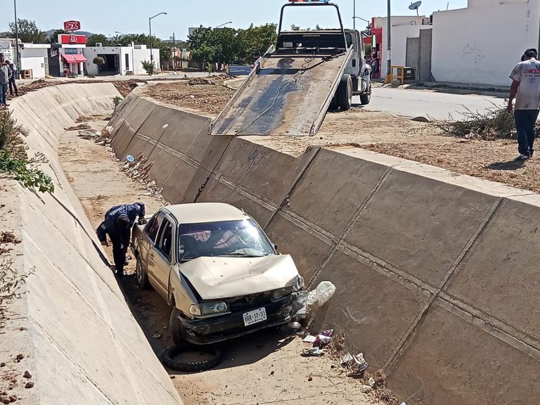 Se pasó la curva y cayó a un canal