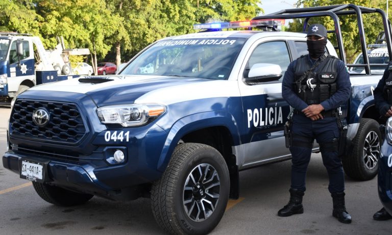 Reciben policías de Culiacán uniformes y patrullas