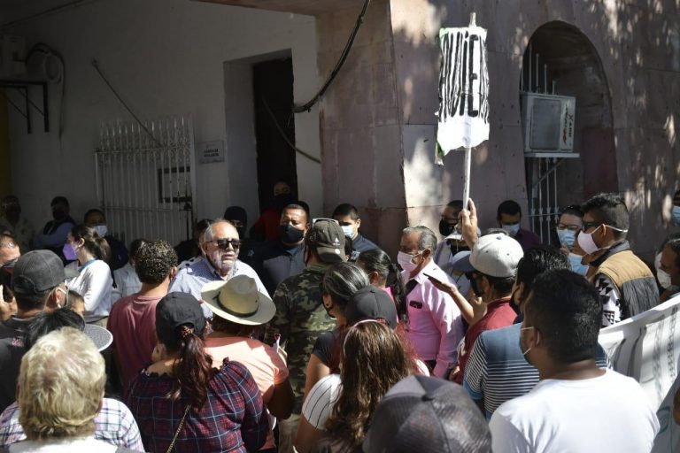 Promete alcalde reubicar a invasores tras protesta