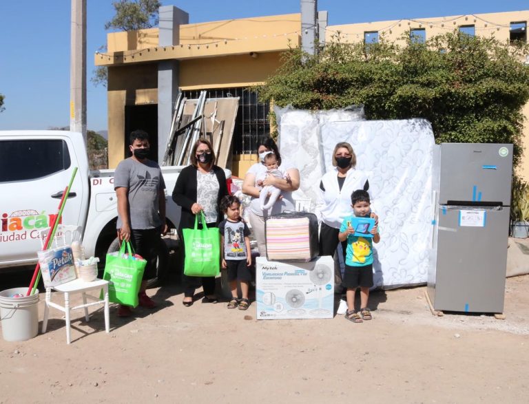 Se les quemó la casa y les entregan hasta un refrigerador