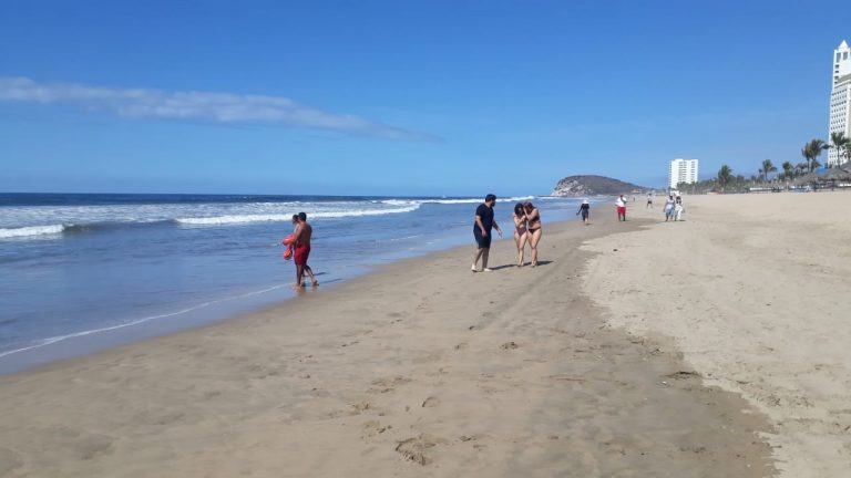 Rescatan a bañista en Cerritos