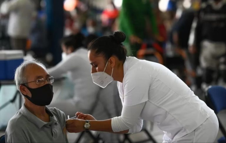 Inyectan vacunas a AMLO alza en preferencias