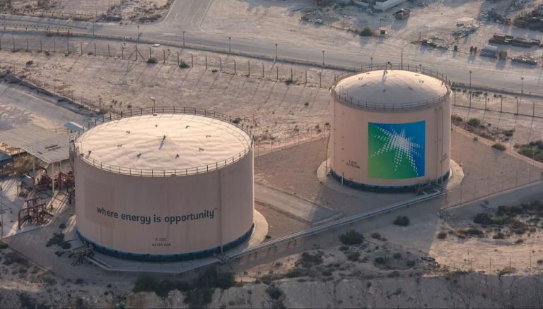 Atacan campo petrolero más grande del mundo