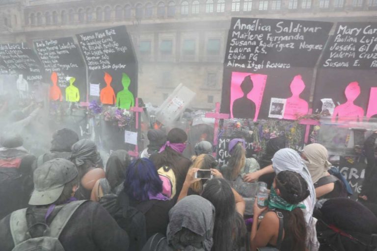 Derriban vallas en Palacio Nacional