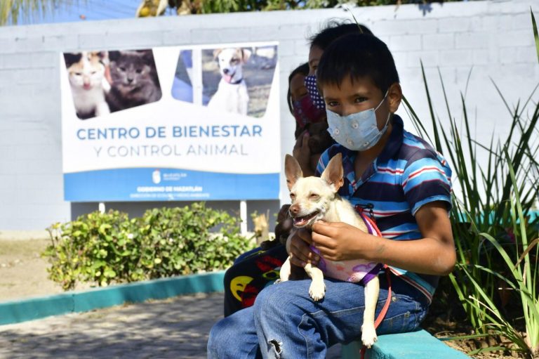 Ofrecen más de 400 servicios gratuitos a vecinos de la colonia Los Magueyes.