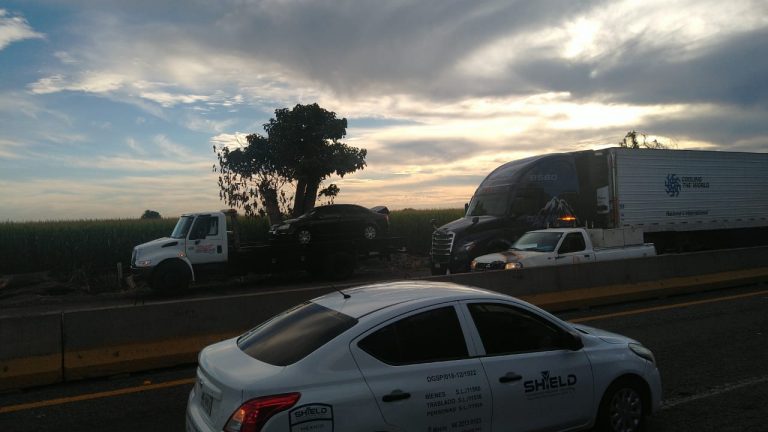 Sale mujer herida tras accidente en La Curva, Navolato