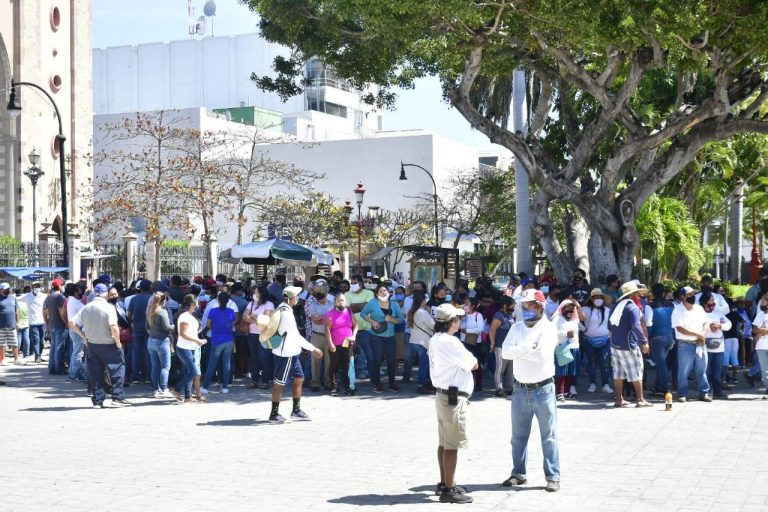 Acusan ambulantes de playa irregularidades