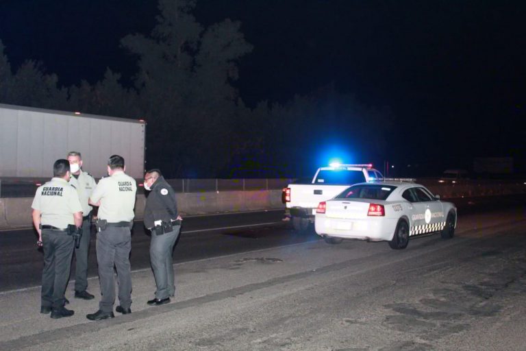 Atropellan varios autos a anciano en El Diez