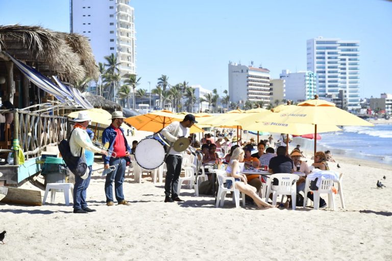 Por COVID-19, descarta Mazatlán más permisos para músicos de playa