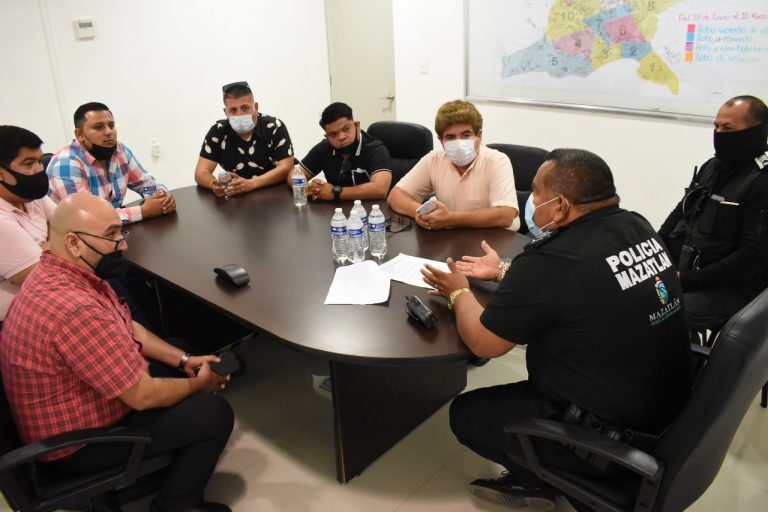 Pactan músicos de playa y Comuna nuevos acuerdos