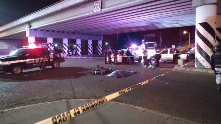 Muere motociclista al impactarse de frente contra camioneta