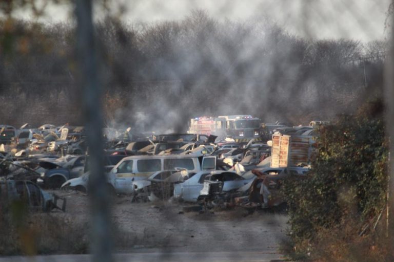 Se incendian 30 autos tras nuevo fuego en pensión de Culiacán