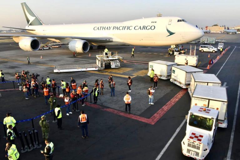 Llegan un millón de dosis de vacuna china COVID