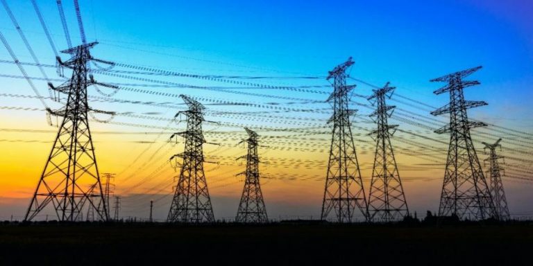 Suspende juez reforma eléctrica impulsada por AMLO