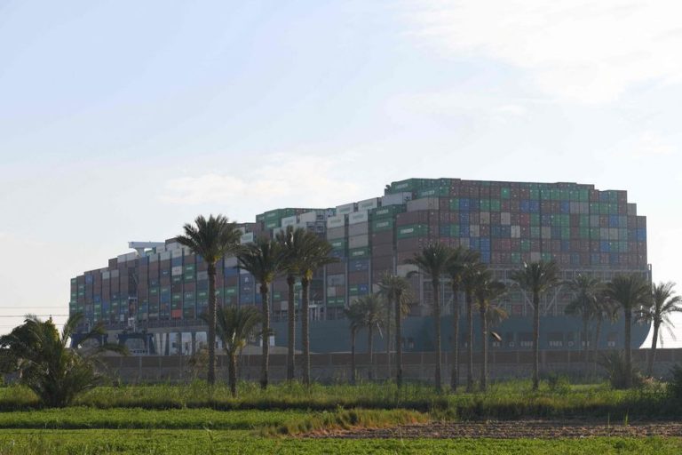 Alistan nuevo intento por liberar el canal de Suez