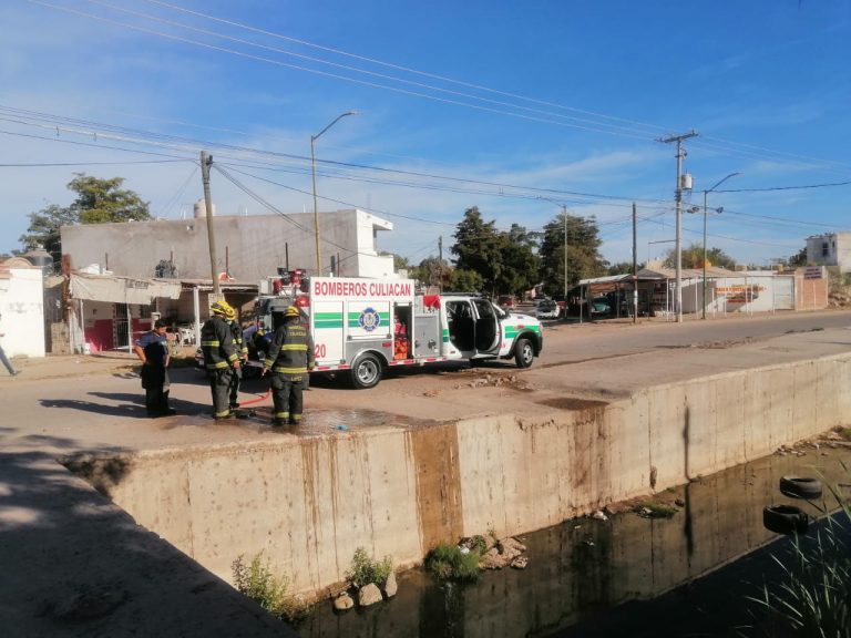 Cayó desde ayer a un canal, lo rescatan vivo este jueves