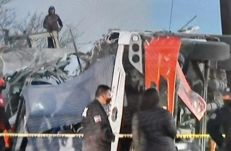 Mueren 12 personas tras choque de pipa en NL