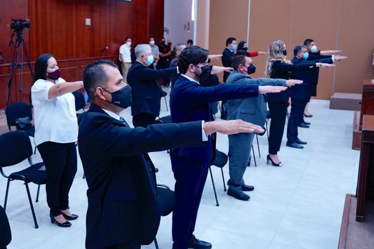 Rinden diputados suplentes protesta ante el Congreso