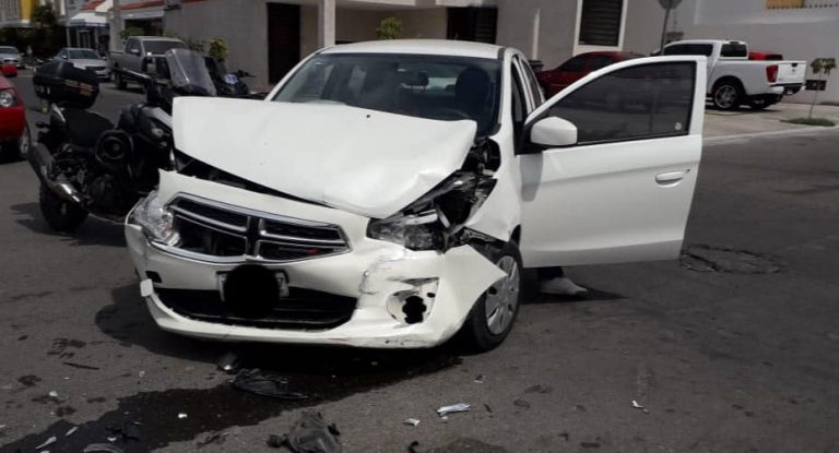 Salen ilesos tras aparatoso choque