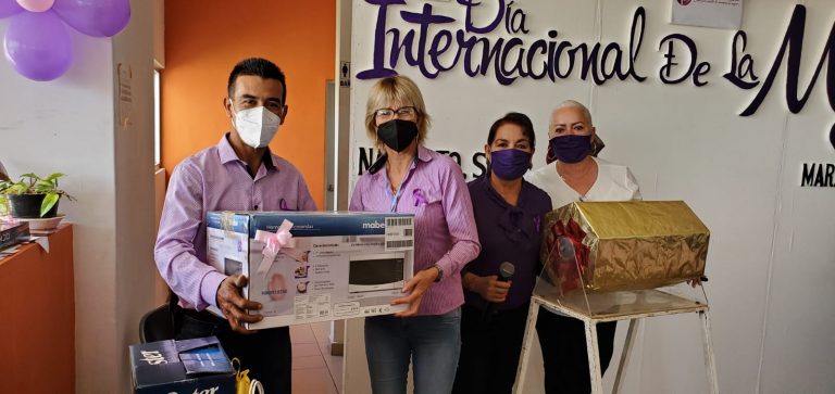 Conmemora Navolato 8M con vajillas, licuadoras y ‘micros’