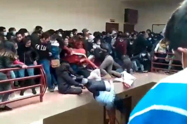 Mueren 5 estudiantes al caer de cuarto piso
