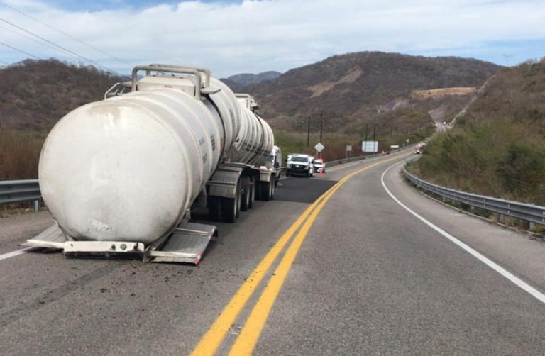 Se desprende remolque en la Mazatlán-Durango