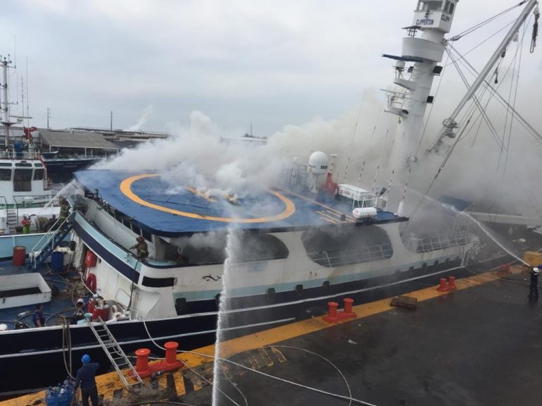 Se incendia barco atunero en Mazatlán
