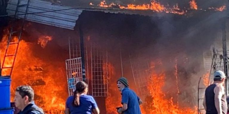 Mueren dos trabajadores en incendio de dulcería en Guadalajara