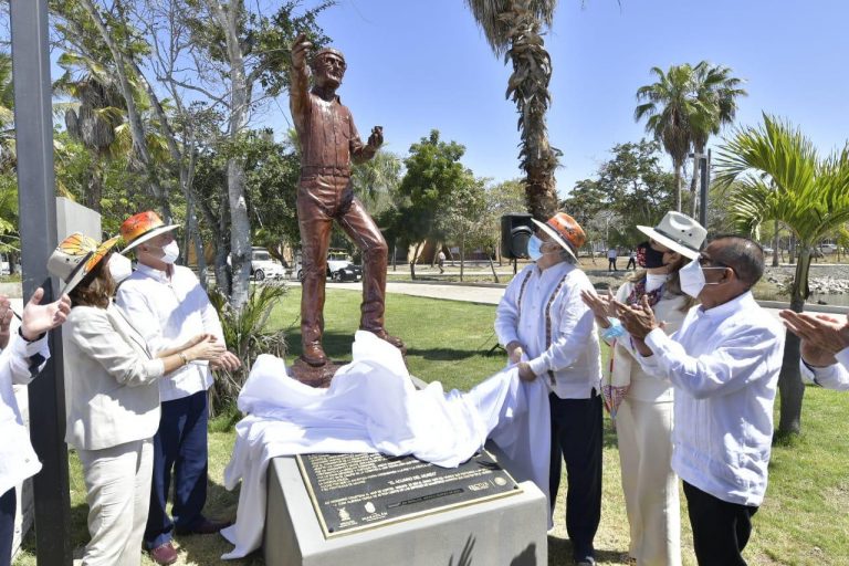 Levanta Mazatlán estatua a Jaques Cousteau