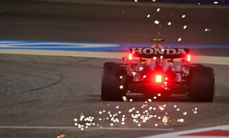 ¡Sacó chispas! Checo Pérez remontó 15 lugares y quedó 5°; Hamilton ganó GP de Baréin