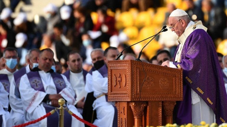 ¡Histórico! El Papa celebra su mayor misa en Irak ante miles de fieles