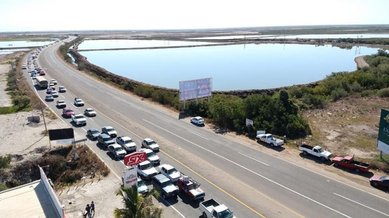 Atora retén a turistas con hasta 1 km de filas hacia Altata