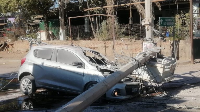Derriba tráiler poste; hay 2 lesionados
