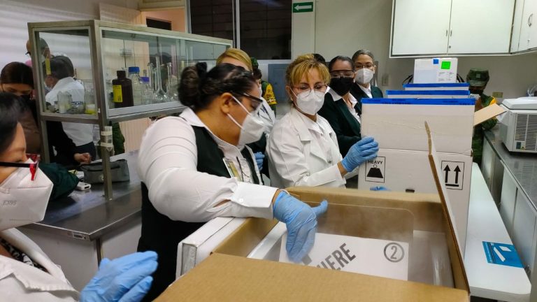 Anuncian vacunas para maestros a inicios de 2022