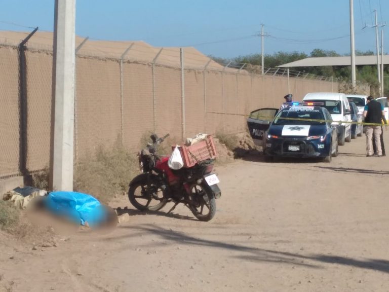 Muere velador al impactarse contra poste de CFE