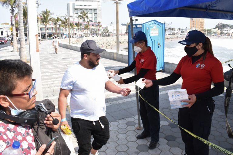 Cierra Sinaloa 12 zonas de playa por saturación